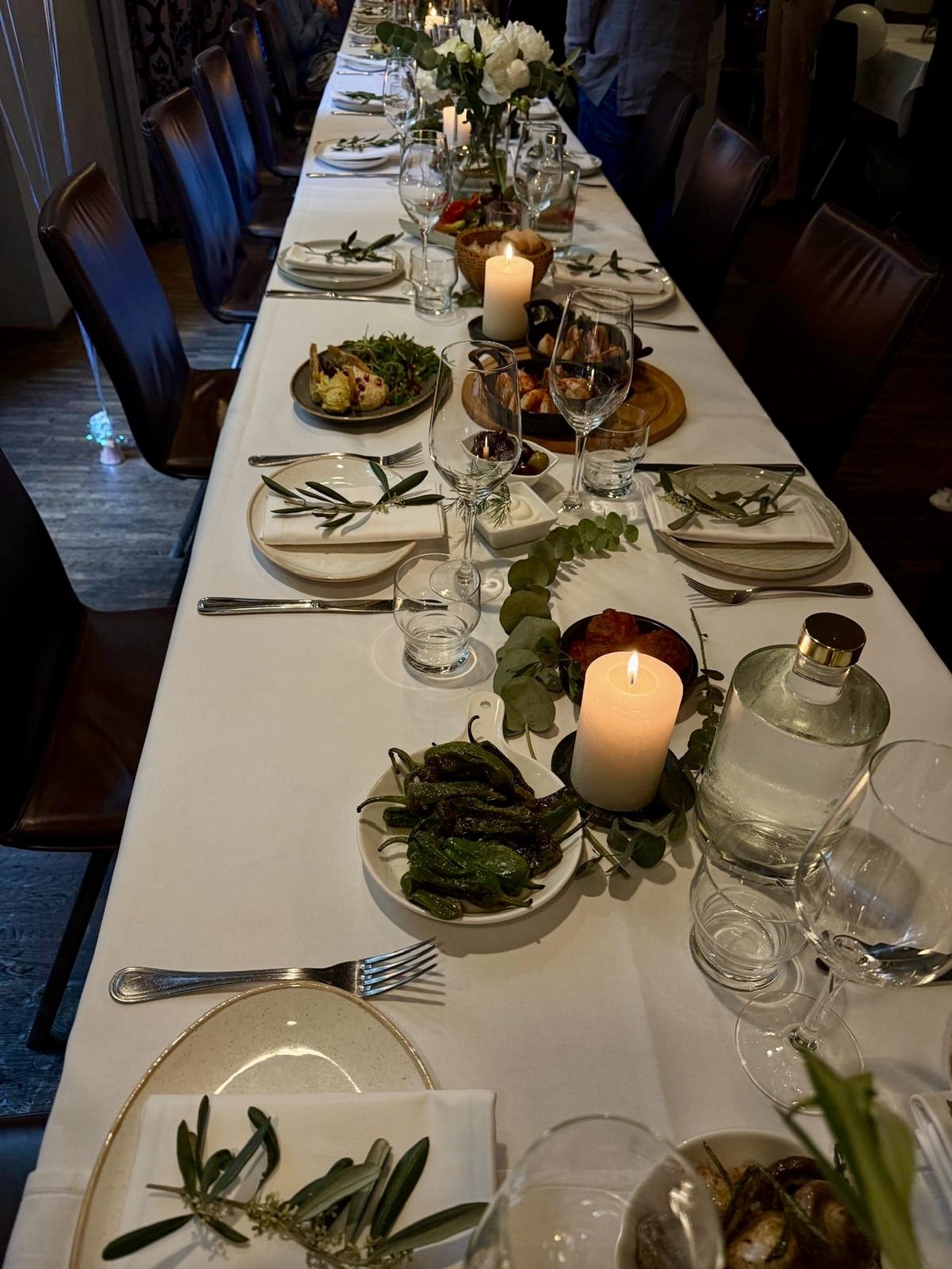 Festlich gedeckte lange Tafel im Amadeus