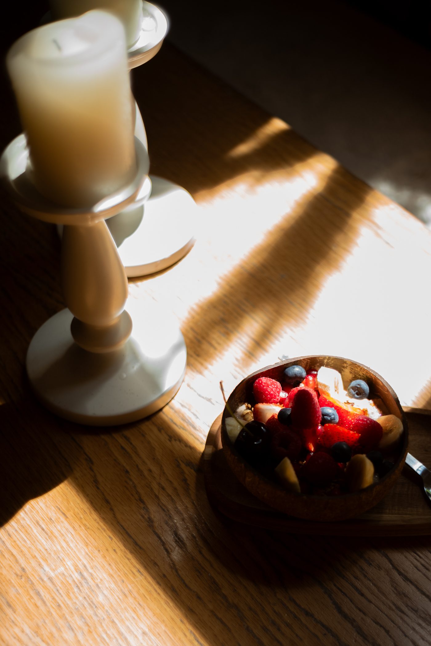 Frühstücksschale im Morgenlicht am Fenstertisch
