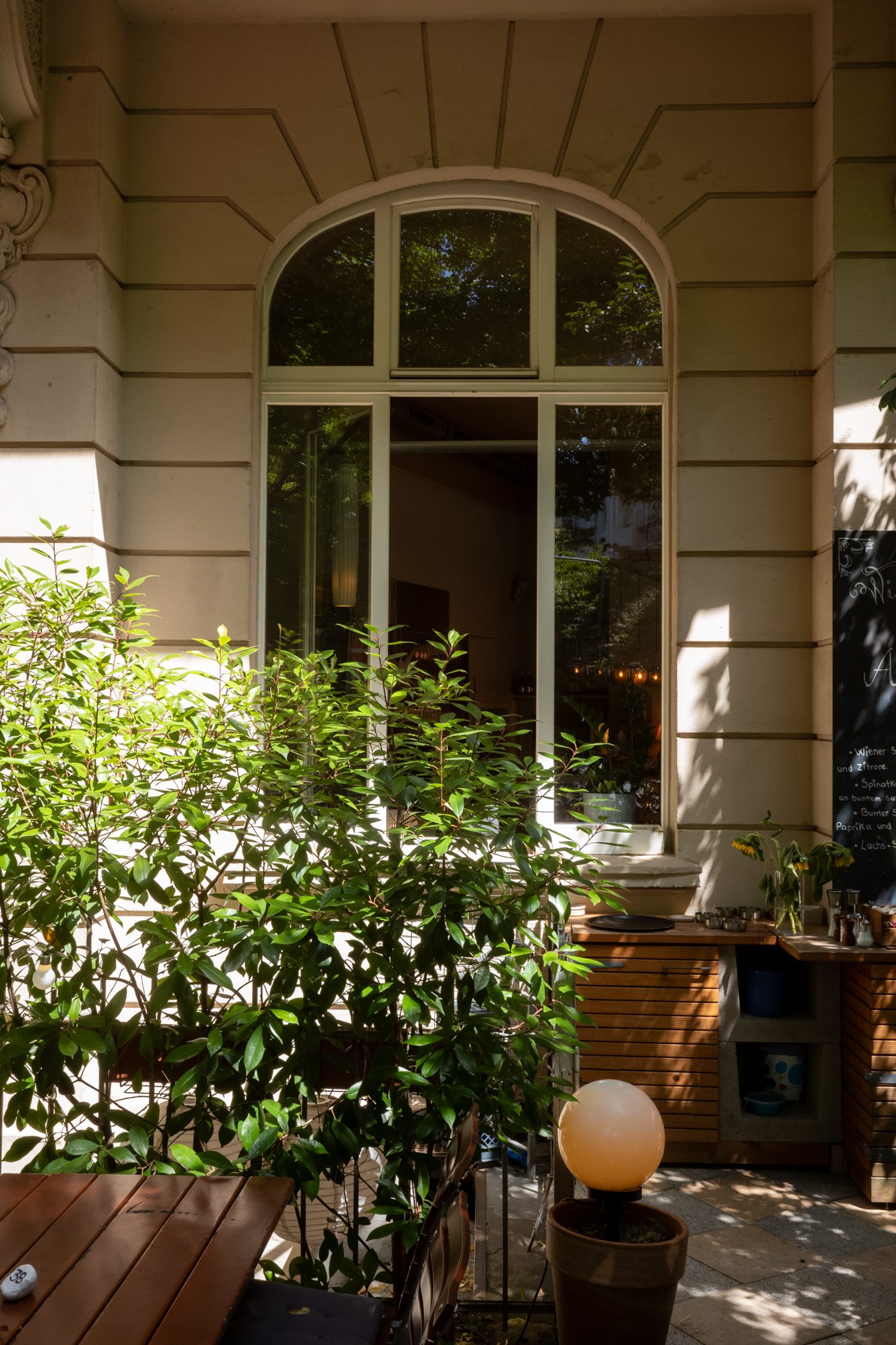 Terrasse und Eingang bei Tageslicht